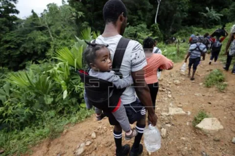 Cifra de migrantes irregulares estacionados en Panamá registra leve descenso