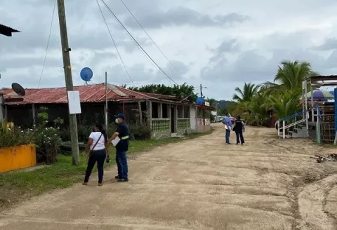 Minsa decomisa productos del mar en mal estado y vencidos en locales en playa Veracruz