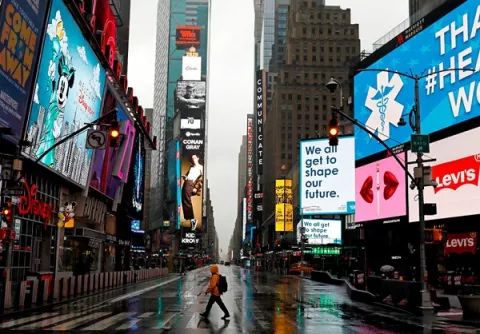 Nueva York impone el uso de mascarillas en espacios de interior públicos