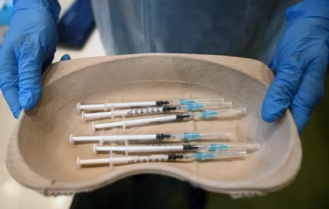 La pandemia avanza a 2 velocidades: los vacunados y los no vacunados