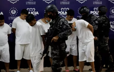 Gobierno salvadoreño afronta crecientes señalamientos de pactar con pandillas