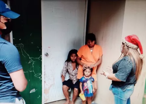 Sorpresa navideña reciben pepenadores del vertedero de basura en Santiago de Veraguas 