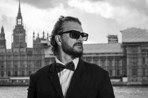 Ricardo Arjona presenta su disco 'Blanco y negro', un disco que tiene todo lo que no está de moda