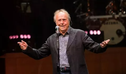 Serrat anuncia que se retira de los escenarios en una gira en 2022
