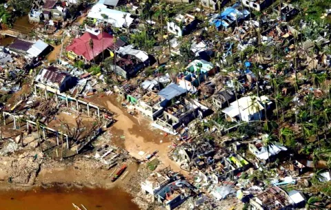Tifón Rai azota a Filipinas dejando al menos 31 muertos y más de un centenar de desplazados