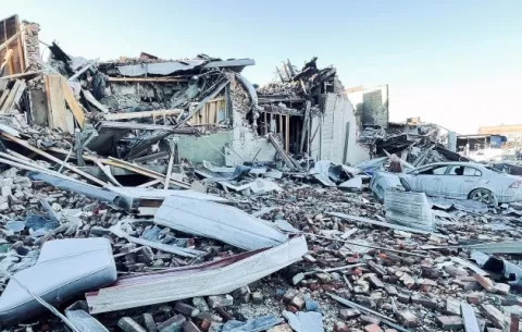 Continúa en Kentucky los trabajos de rescate de víctimas tras el paso de tornado