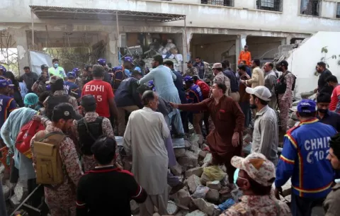 ¡Tragedia! Al menos 8 muertos y varios heridos al derrumbarse un edificio en Pakistán