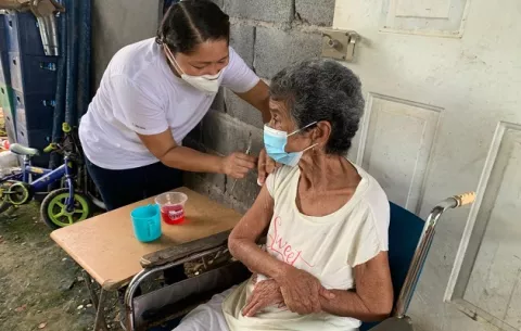 Médicos abogan por adelantar el refuerzo contra la covid-19, ante la inminente llegada de ómicron a Panamá