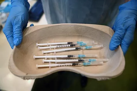 Entre escepticismo y desigualdad, las vacunas no terminaron con la pandemia