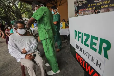 Dos dosis de Pfizer pueden proteger un 70% más ante ómicron, según estudio