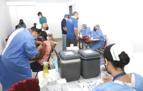 Gran cantidad de panameños acuden a aplicarse la dosis de refuerzo contra la covid-19