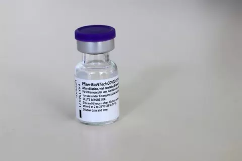 Pfizer dice que tres dosis de su vacuna podrían neutralizar la variante ómicron