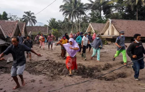 Erupción del Semeru en Indonesia deja al menos 13 muertos y un paisaje lunar