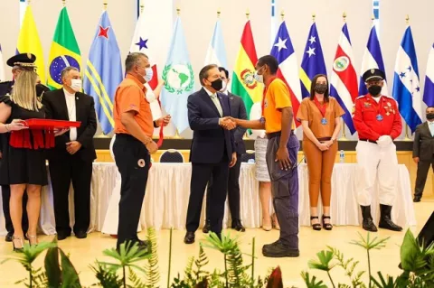 Presidente Laurentino Cortizo entrega reconocimientos a 148 'Voluntarios del Bicentenario'