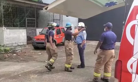  Tras caerles planchas de mármol, tres trabajadores quedan lesionados en Colón 
