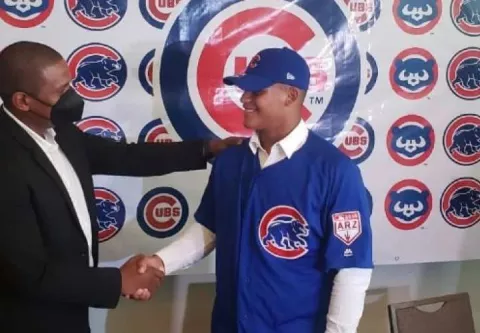 Adán Sánchez, estampa su  firma por 1.5 millones de dólares con los Cachorros