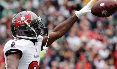 Antonio Brown, despedido por lanzar el uniforme de Tampa Bay al público