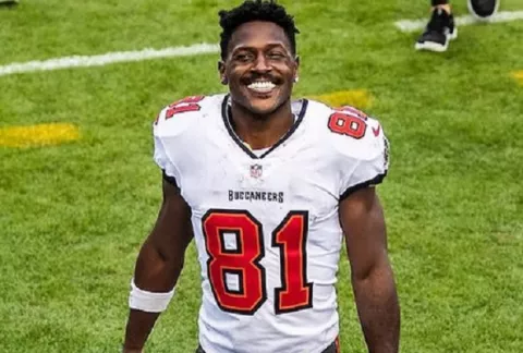 Antonio Brown acusa a Arians de hacerlo jugar lesionado y echarlo como un animal