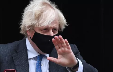 Boris Johnson acusa a los antivacunas de propagar 'galimatías' en redes sociales