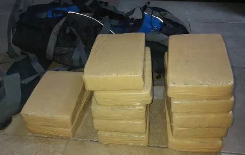 Bus se daña en Bugaba y abandonan una maleta con 50 paquetes droga 