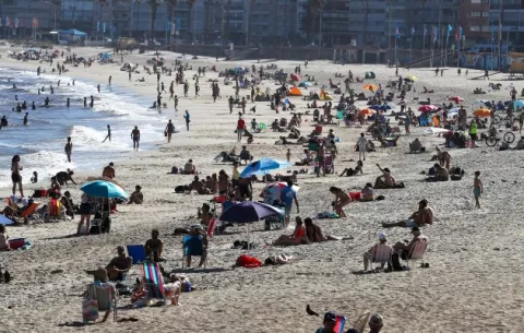 Uruguayos colman las playas ante la ola de calor
