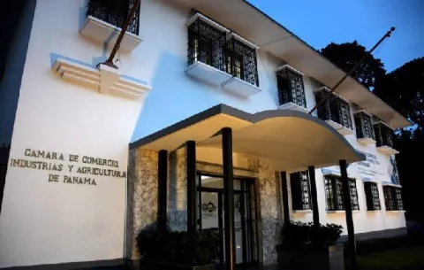 Empresarios piden al Gobierno y a entidades fiscalizadoras controlar 'despilfarro de fondos públicos'