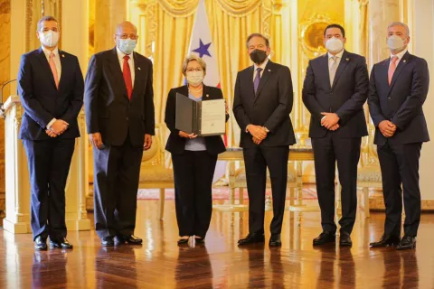 Presidente entrega 15 millones de dólares a la Corte para implementar la Carrera Judicial