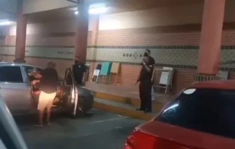 Un hombre agrede a una mujer dentro de un auto en las afueras de un supermercado en David