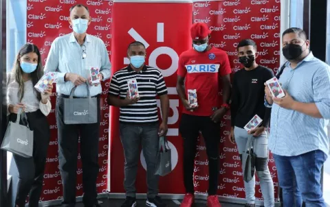 Entregan premios a clientes de Claro Panamá por promoción