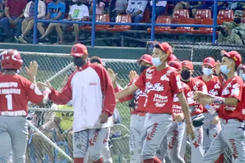 Coclé se mantiene al frente del béisbol juvenil