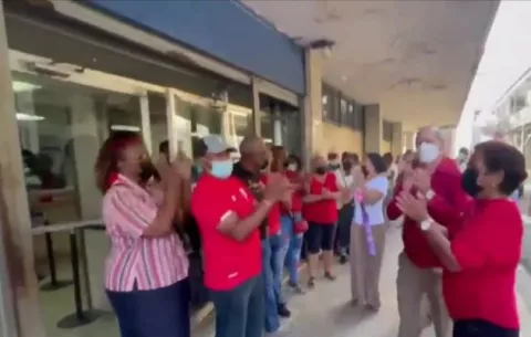 Billeteros protestan en la sede regional de Colón exigiendo que se respeten los acuerdos