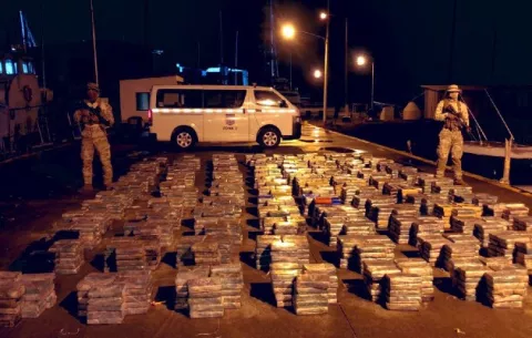 Detienen a seis personas con 2,560 paquetes de drogas al norte de Isla Grande 