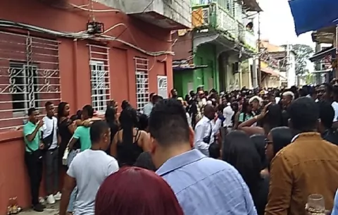 Jóvenes colonenses desafían a la covid-19 con fiestas callejeras en Año Nuevo