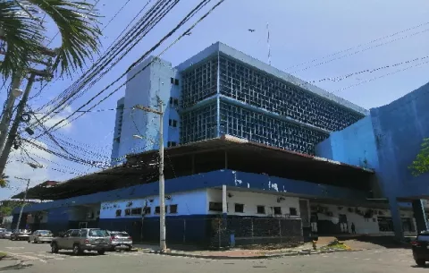 Sicarios impactan de bala a tres hombres en La Playita de Colón