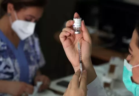 Mujer embarazada sin vacunar es el primer caso de 'flurona', una infección de covid-19 y gripe a la vez
