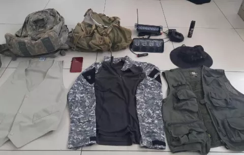Encuentran uniformes y equipo de comunicación durante allanamiento en David 
