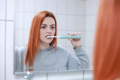 Cepillar los dientes con fuerza destruye el tejido de las encías
