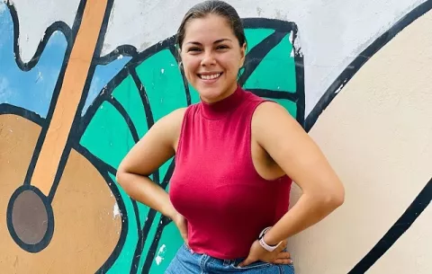 Doralis Mela no está de acuerdo con los padres que besan en la boca a los hijos