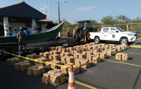 Decomisan más de mil paquetes de droga al oeste de Punta Mala
