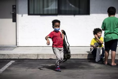 Estados Unidos espera mantener los colegios abiertos pese al alza de casos de coronavirus