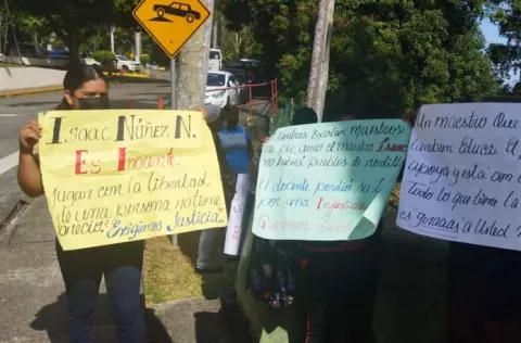 Padres de familia en Playa Leona exigen libertad de maestro preso por actos libidinosos  