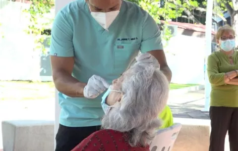 Panameños abarrotan puestos de hisopados para la detección de la covid-19