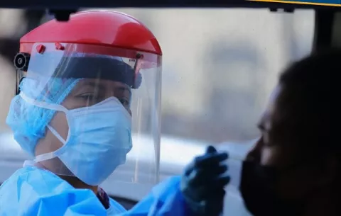 ¡No espere hasta el final! Personas son trasladadas de las filas para hisopados al cuarto de urgencias