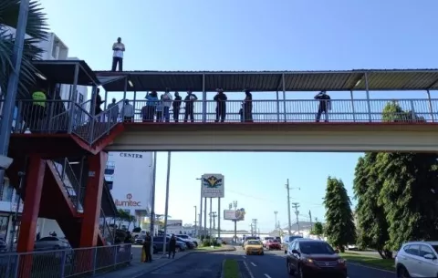 Hombre amenaza con la lanzarse de puente peatonal frente a Plaza Edison
