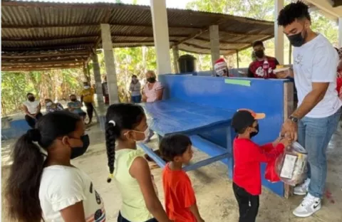 'Leo' Bernal, prospecto de los Cardenales de San Luis, festeja Día de Reyes con niños en Veraguas