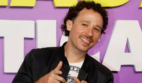 Luisito Comunica causa revuelo tras protagonizar portada de 'Playboy África' fumando marihuana