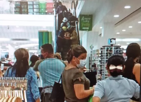 Mujer queda atrapada en escalera eléctrica dentro de un almacén en Chitré 