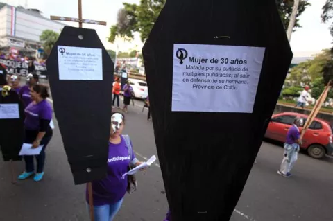 Bajan un 29 % los feminicidios en Panamá pero suben un 47 % las muertes violentas de mujeres