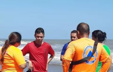 Rescatan a una persona que fue arrastrada por los oleajes en playa El Uverito