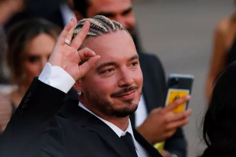 Órgano de justicia de Colombia no hará retractarse a J Balvin por su canción 'Perra'